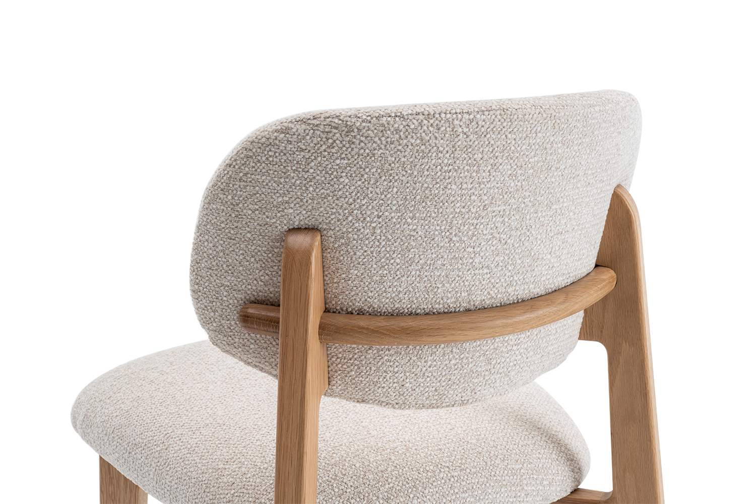 Chaise CARMEN avec structure en chêne massif et assise. Dossier en tissu blanc crème.