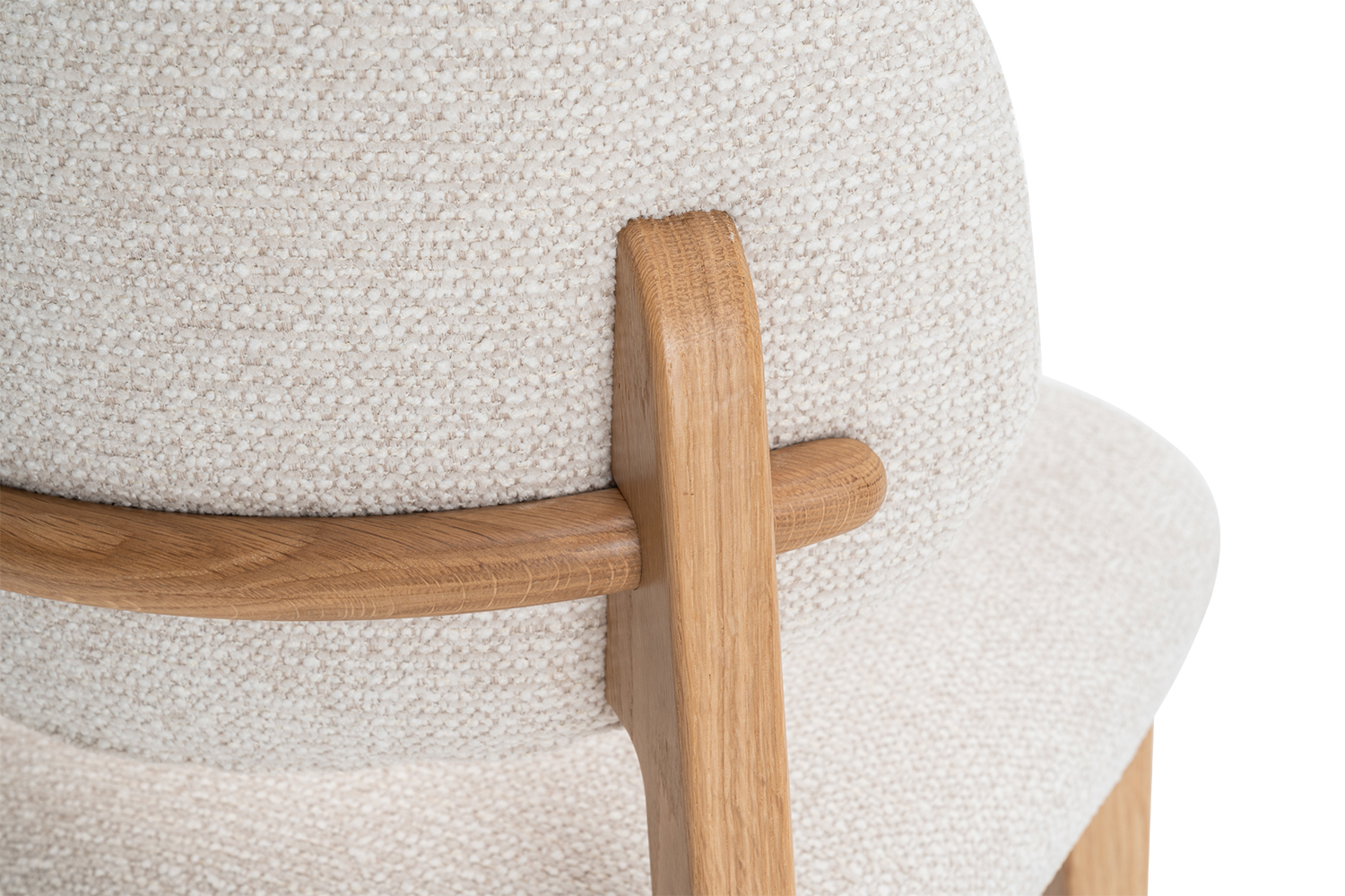 Chaise CARMEN avec structure en chêne massif et assise. Dossier en tissu blanc crème.