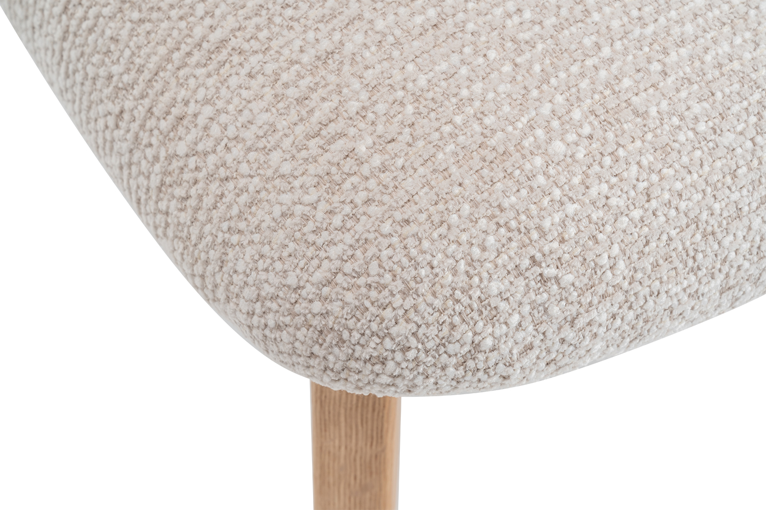 Chaise CARMEN avec structure en chêne massif et assise. Dossier en tissu blanc crème.