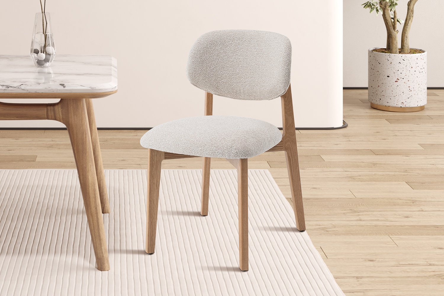 Chaise CARMEN avec structure en chêne massif et assise. Dossier en tissu blanc crème.