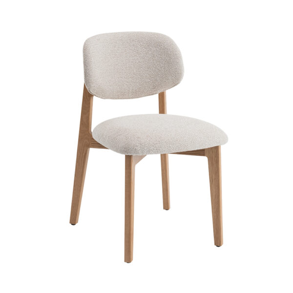 Chaise CARMEN avec structure en chêne massif et assise. Dossier en tissu blanc crème.