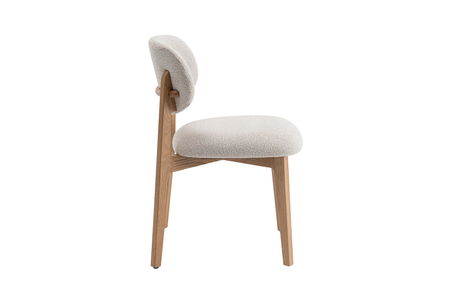 Chaise CARMEN avec structure en chêne massif et assise. Dossier en tissu blanc crème.