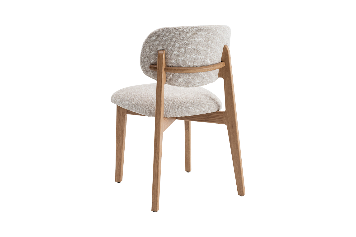 Chaise CARMEN avec structure en chêne massif et assise. Dossier en tissu blanc crème.