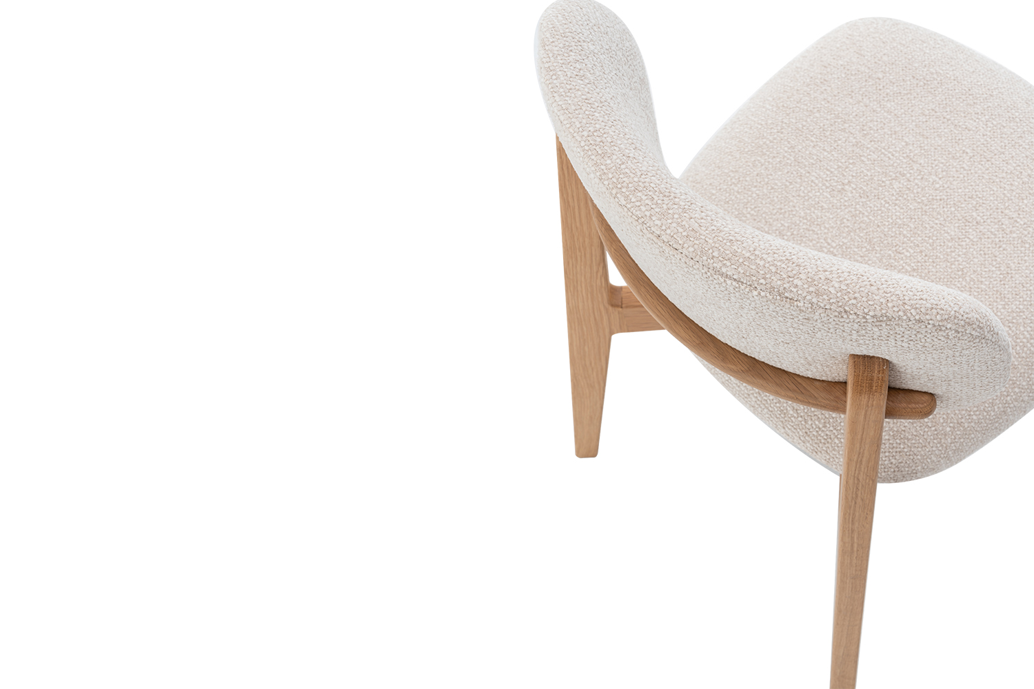 Chaise CARMEN avec structure en chêne massif et assise. Dossier en tissu blanc crème.