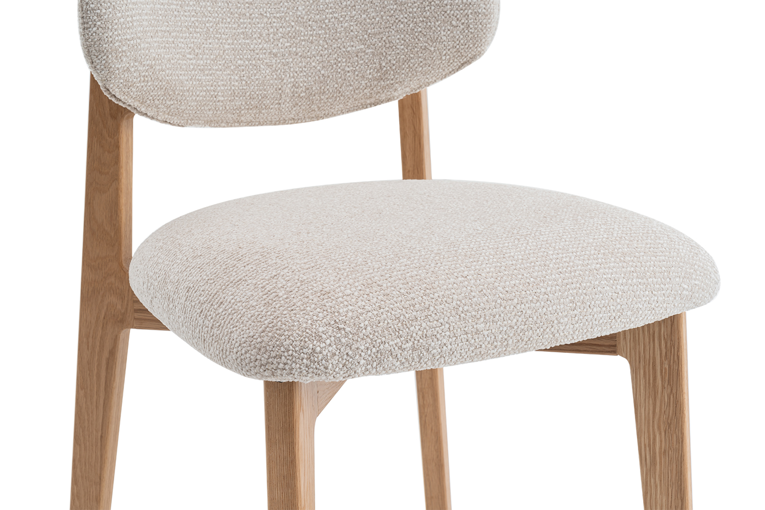 Chaise CARMEN avec structure en chêne massif et assise. Dossier en tissu blanc crème.