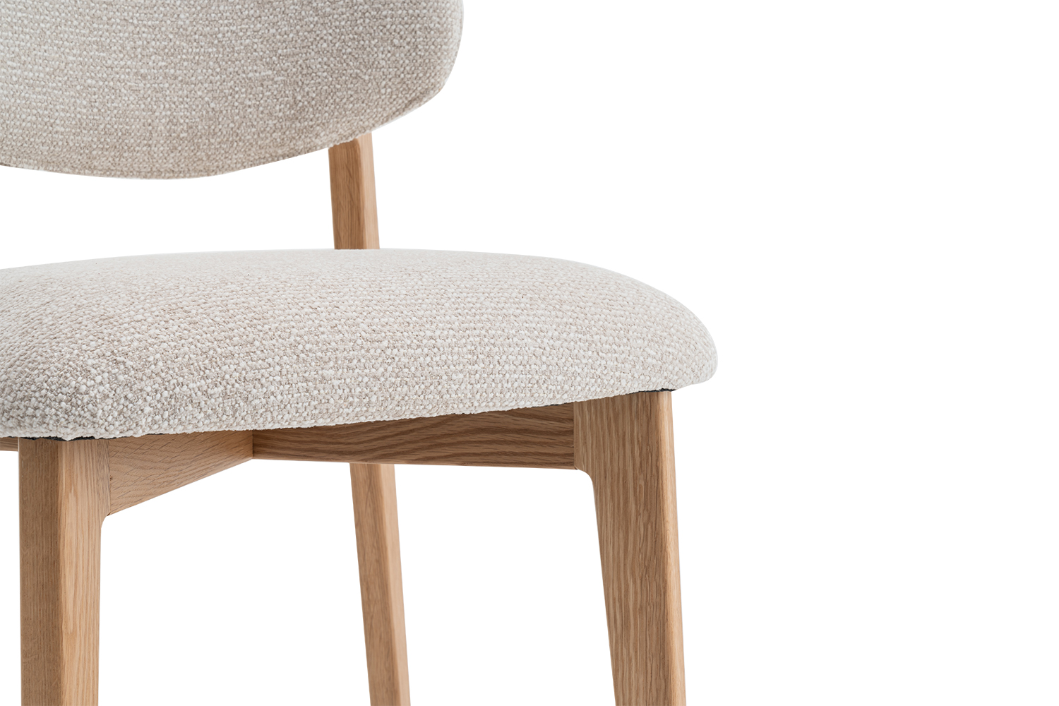 Chaise CARMEN avec structure en chêne massif et assise. Dossier en tissu blanc crème.