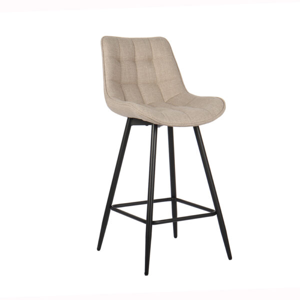 Chaise haute beige, tabouret de bar, avec pieds en metal laqué noir, assise et dossier en tissu, parfait pour un îlot de cuisine.