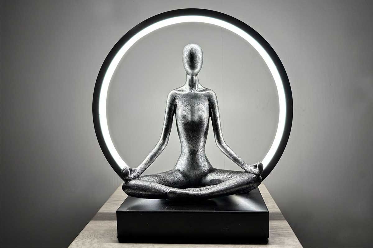 Lampe avec celle led blanc. Femme qui médite