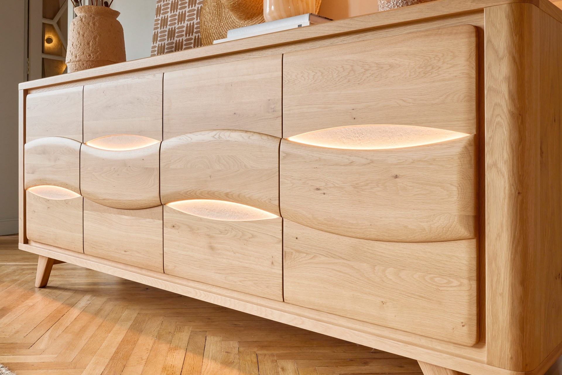 Buffet OLONNE fabriqué en chêne massif et céramique avec insert led