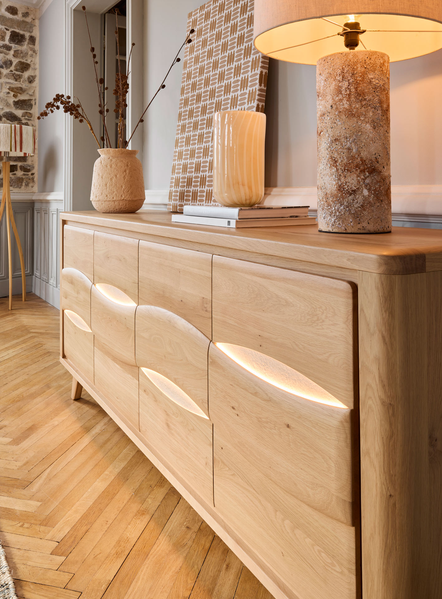 Buffet OLONNE fabriqué en chêne massif et céramique avec insert led