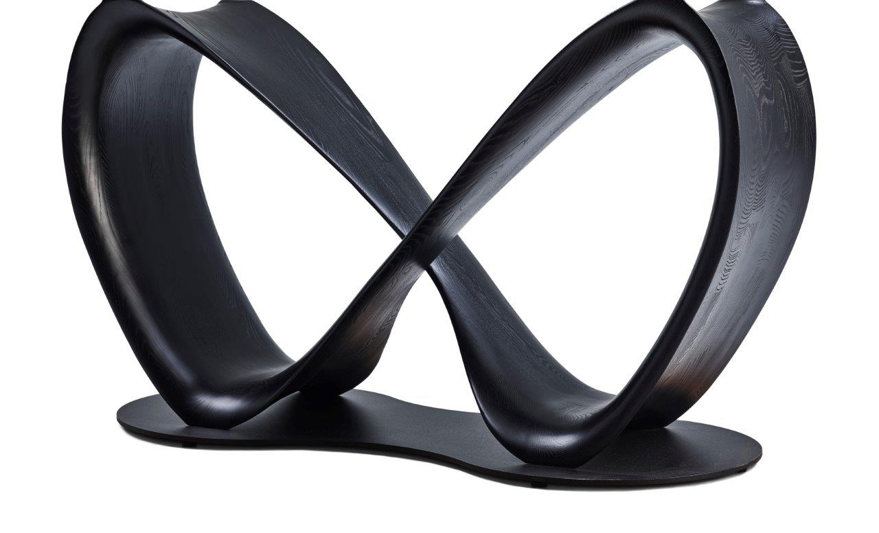 Table LIRA en céramique avec pied en forme infini. Plusieurs céramiques au choix, plusieurs dimensions : 220 cm ou 260 CM. Coloris du pied au choix : Noyer ou noir