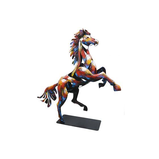 Statue en métal coloré d'un cheval qui cabre. Collection PIGMENT a collection PIGMENT est la création exclusive à adopter. Admirez ce cheval cabré, sa prestance, son design, qui laisse apparaître un grand travail de façonnage, assemblage, découpage pour un résultat exceptionnel. Sa taille imposante de 125 cm en fera une pièce de choix dans la décoration intérieure. Il est également possible de le mettre en extérieur car il résiste aux intempéries grâce à sa finition spéciale extérieur (sous-couche anticorrosion, vernis et une peinture acrylique).