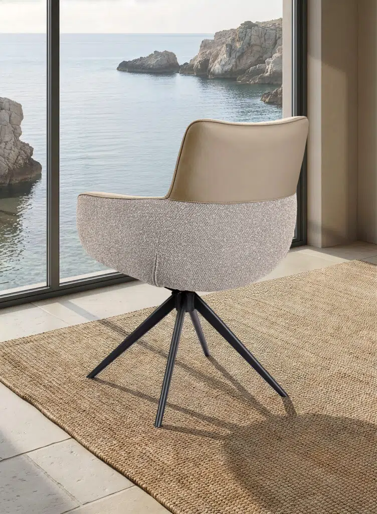 Chaise EVA avec accoudoirs en cuir et tissu avec assise pivotante. Coloris BEIGE