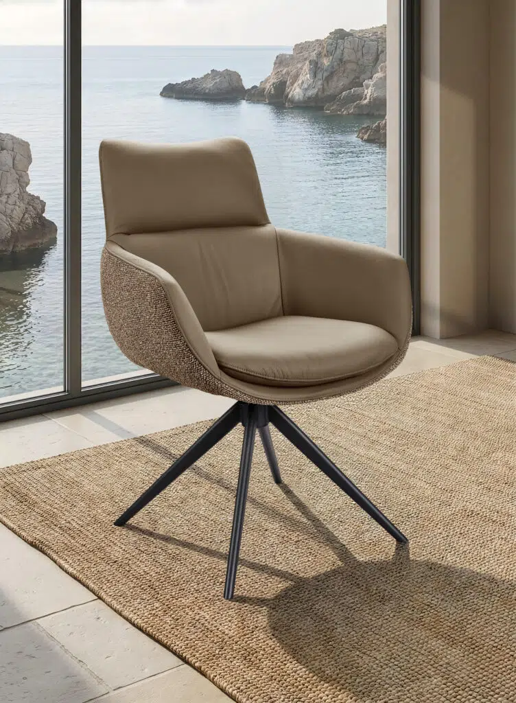 Chaise EVA avec accoudoirs en cuir et tissu avec assise pivotante. Coloris TAUPE