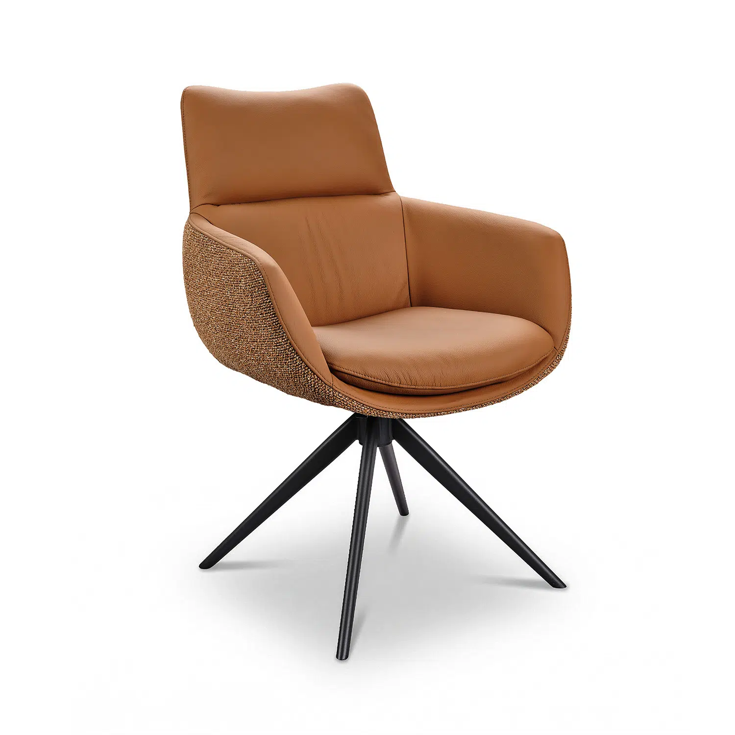 Chaise EVA avec accoudoirs en cuir et tissu avec assise pivotante. Coloris COGNAC
