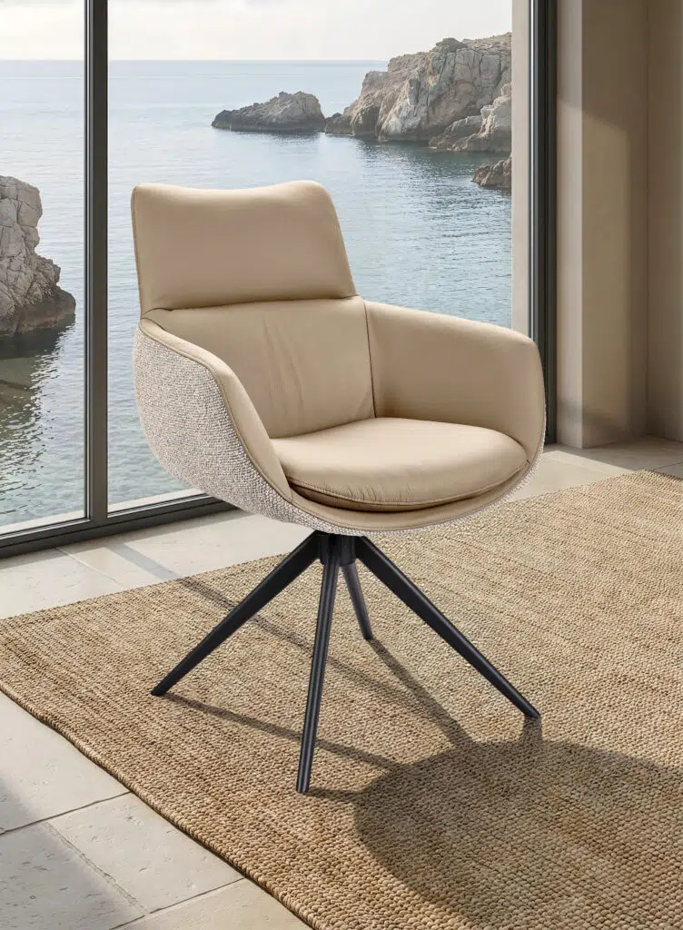 Chaise EVA avec accoudoirs en cuir et tissu avec assise pivotante. Coloris BEIGE