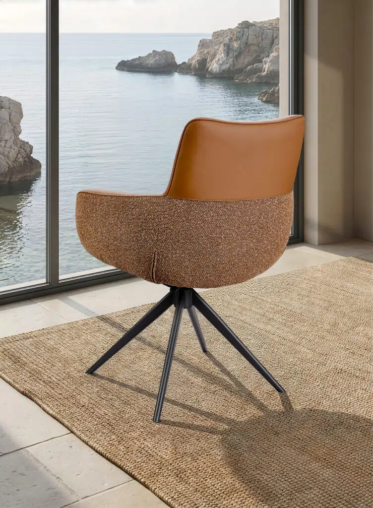 Chaise EVA avec accoudoirs en cuir et tissu avec assise pivotante. Coloris COGNAC