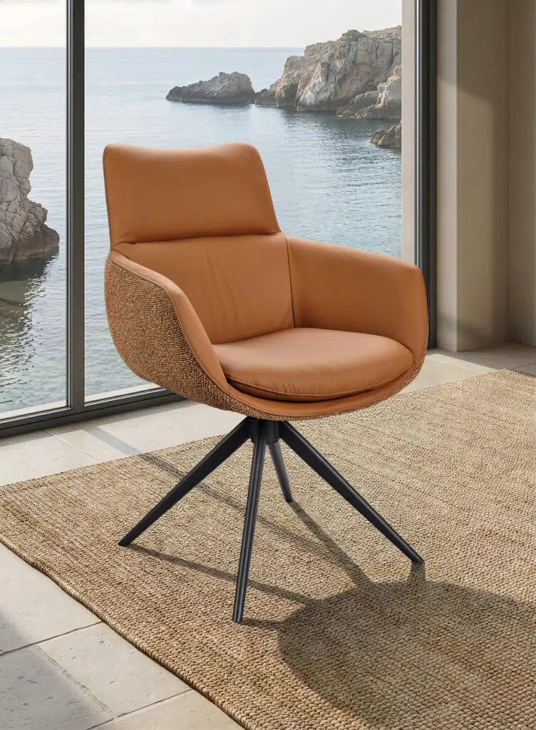Chaise EVA avec accoudoirs en cuir et tissu avec assise pivotante. Coloris COGNAC