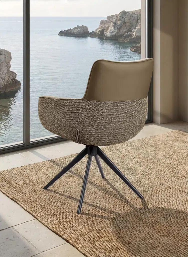 Chaise EVA avec accoudoirs en cuir et tissu avec assise pivotante. Coloris TAUPE
